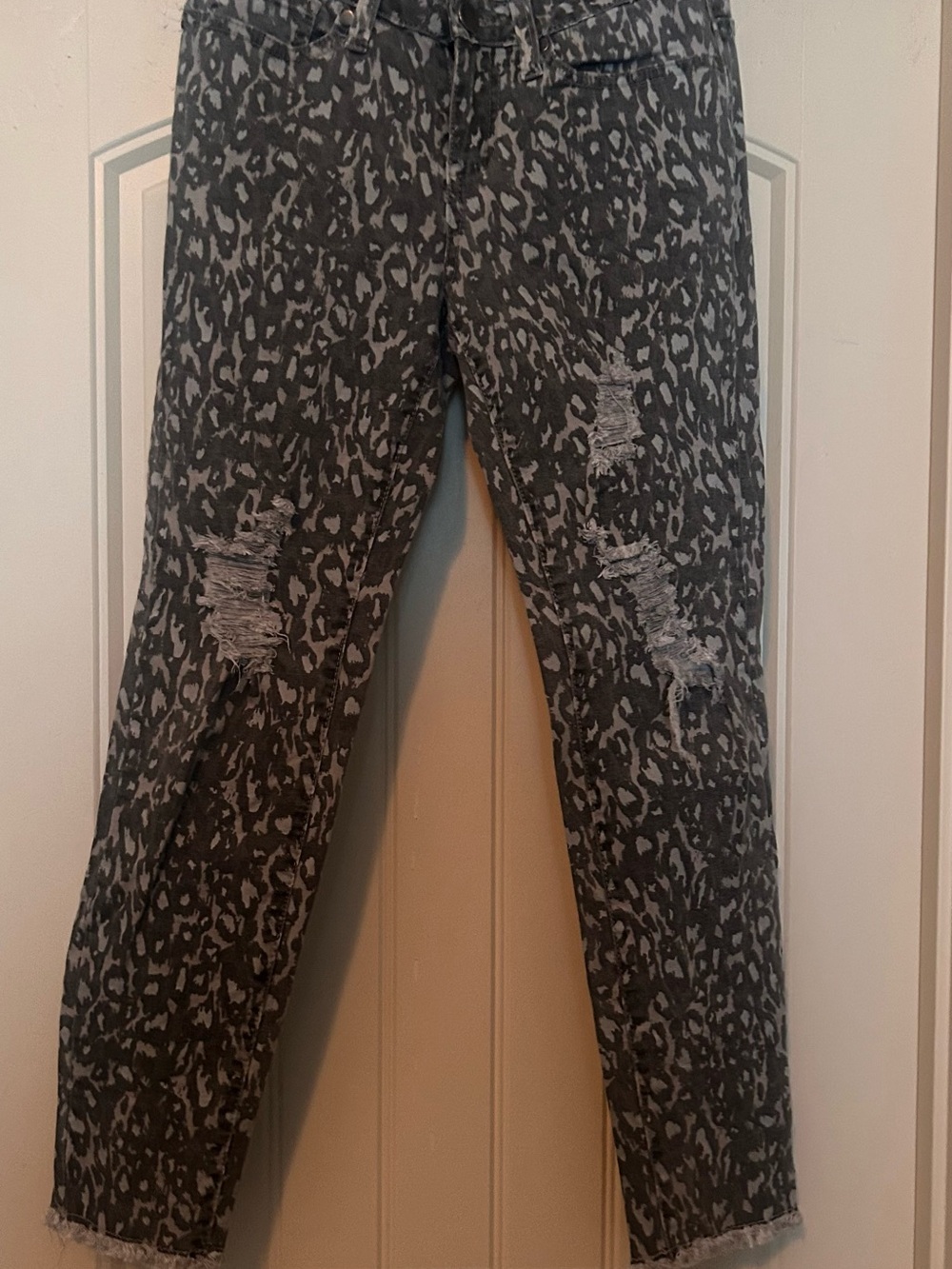 Leopard-Print Skinny Jeans with Distressed Knees - Gray/Black